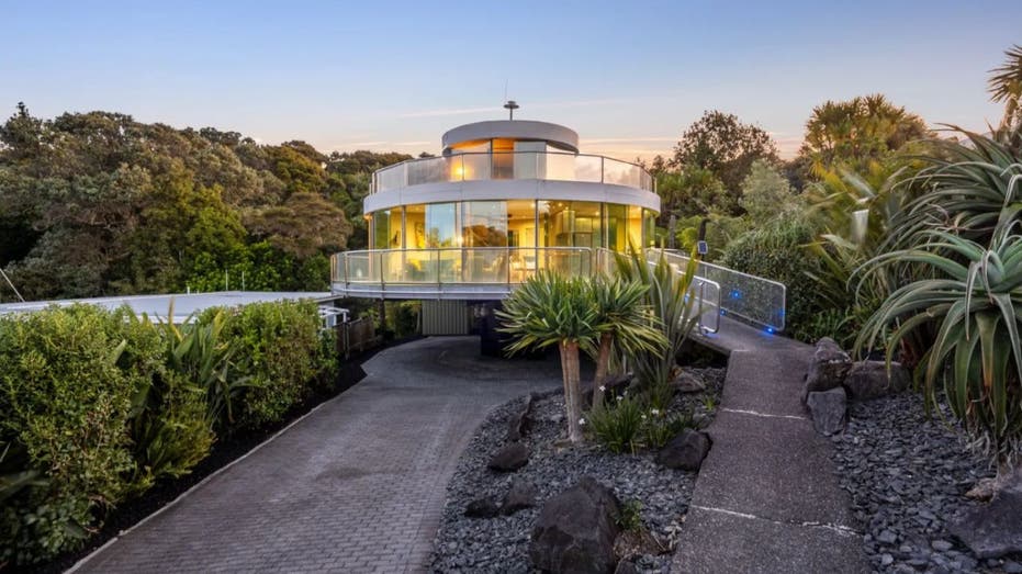 The Dizzying Views From This Entire Glass House Rotating 360 Degrees