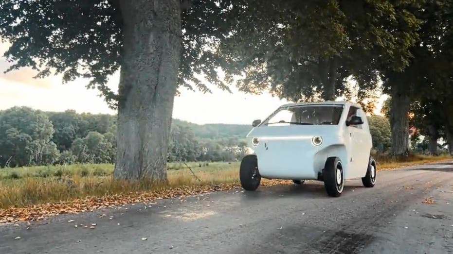 The Tiny Electric Car That Comes Disassembled And Delivered In Boxes